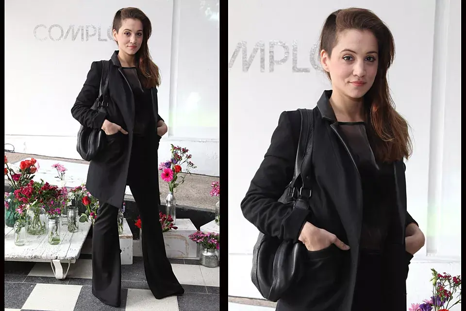 Con un look total black, Bárbara Lombardo (que se rapó un lado de su cabellera) eligió un traje de chaqueta 7/8 y pantalón de botamanga ancha para el evento de Complot