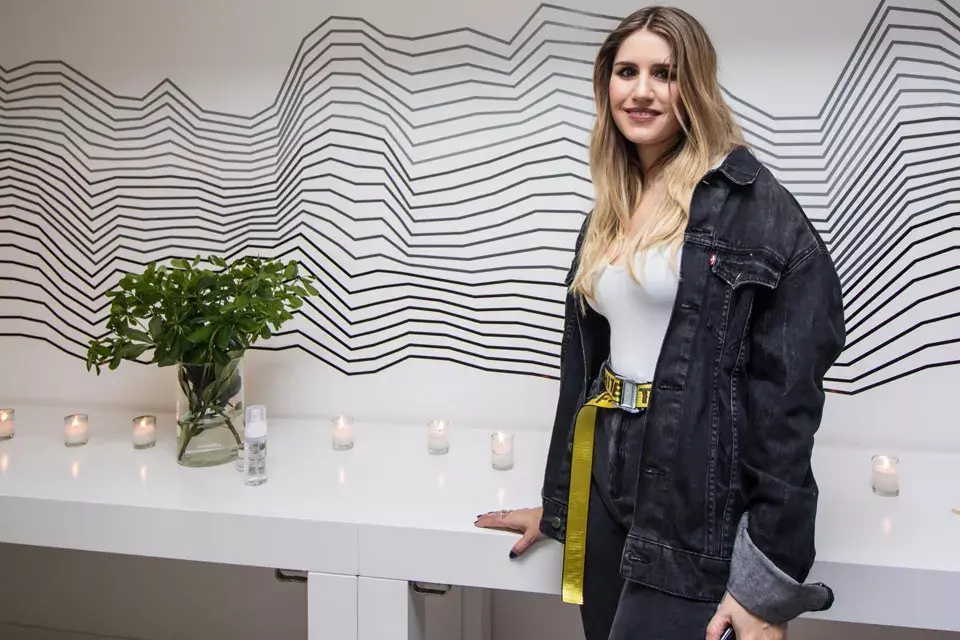 Micaela Tinelli asistió al evento de cremas Caviahue con un outfit jean to jean