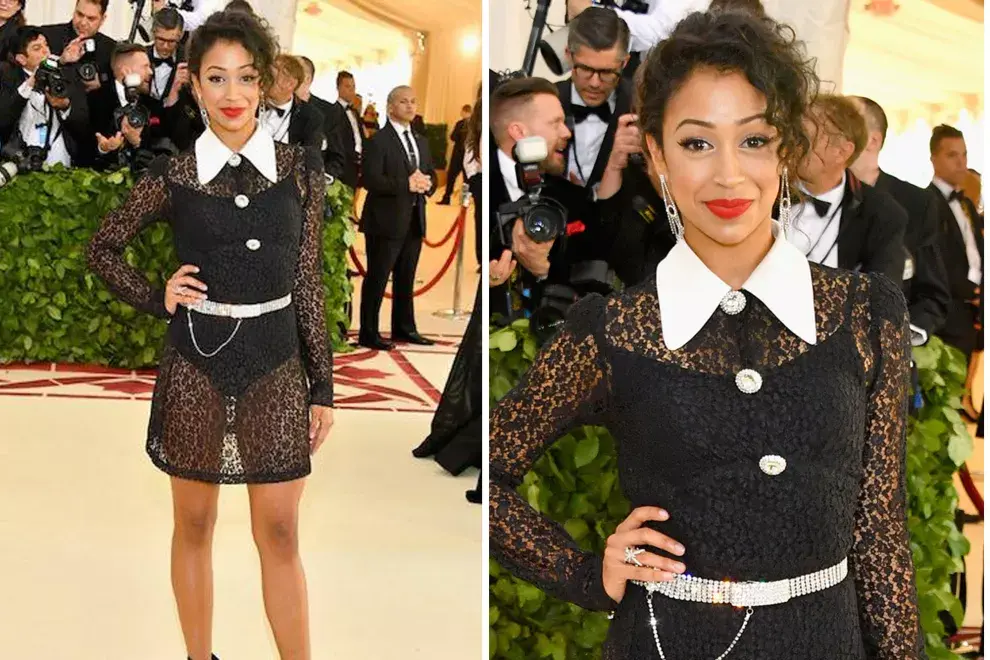 Liza Koshy se inclinó por un minivestido negro de encaje con cuello camisero