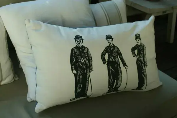 Los almohadones son otro must de la tienda