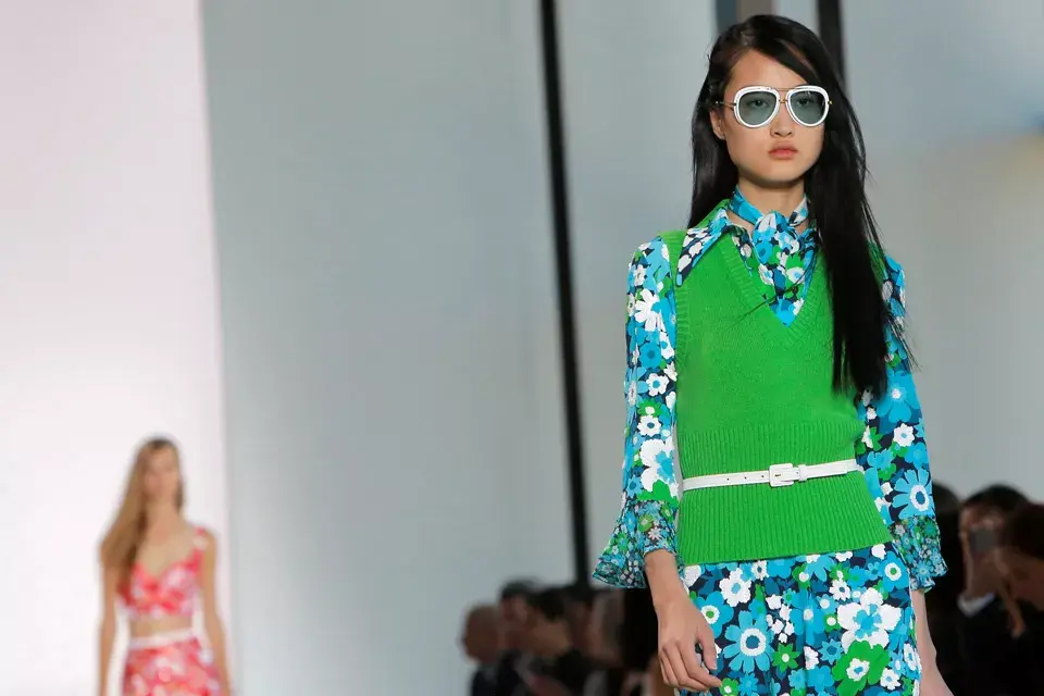 El color greenery se impone en las pasarelas internacionales, como en el caso de Michael Kors