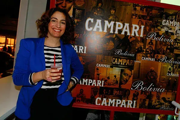 Muriel Santa Ana, muy navy, con top rayado y blazer azul