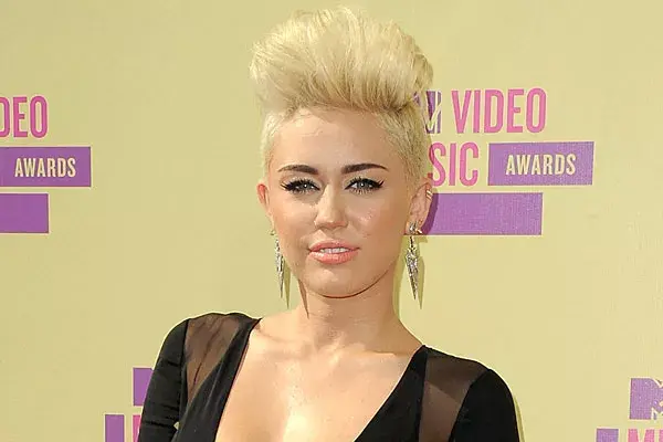 ¡Ahora sí el cambio es total! Platinada, súper jopo, un look bien de Hollywood