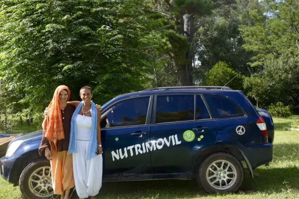Víctor Truviano y Mariela Tiboni con el Nutrimóvil, durante el proceso de purificación.