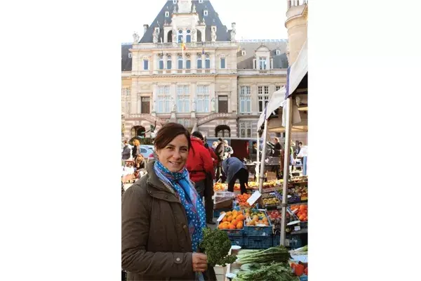 Juli en el mercado de la Plaza Châtelain