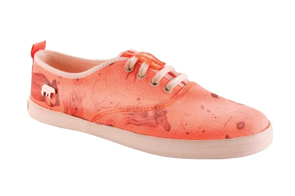 Zapatillas estampadas de la nueva colaboración de Topper y Pesqueira ($445)