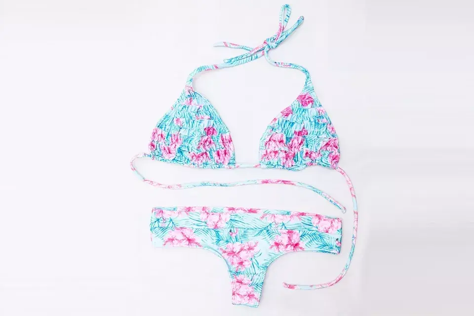 Con flores, triangulito y colaless (Anna Bikinis, $670)