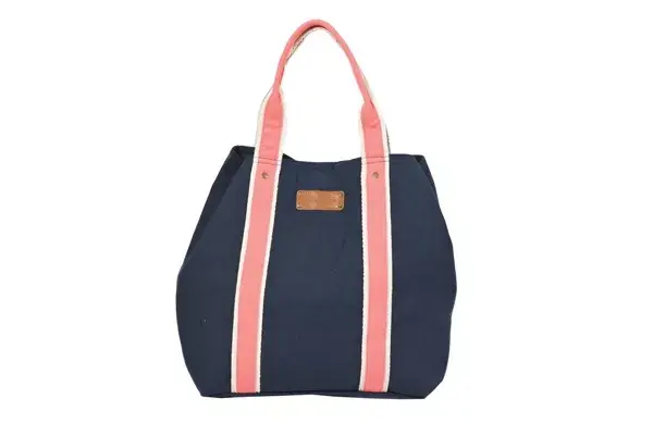 Este bolso a contratono es una buena opción para combinar con diferentes looks (Yagmour, $395)