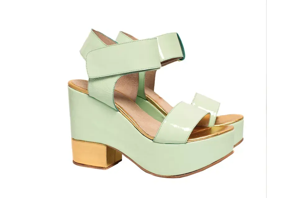 Sandalias de charol (Donne, $1270)