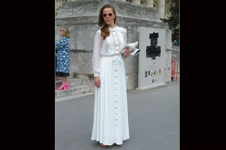 Look total white: maxi vestido con abotonadura en dorado