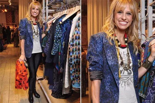Mariana Fabbiani, con  mezcla de estampas, collares superpuestos y su sonrisa característica