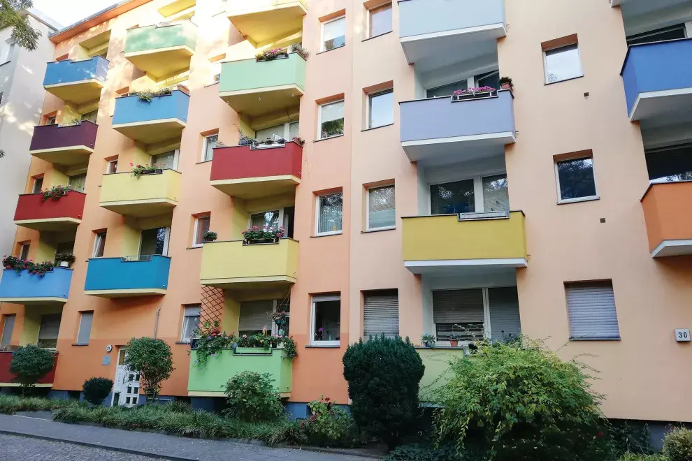 El regreso a las calles coincidió con la primavera y en la mayoría de los balcones, ya asoman el verde y las flores. Este edificio colorido está cerquita del canal Landwehrkanal, en el barrio de Kreuzberg.
