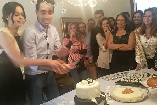 Ahi tienen a la "anti" novia cortando la torta!!!!