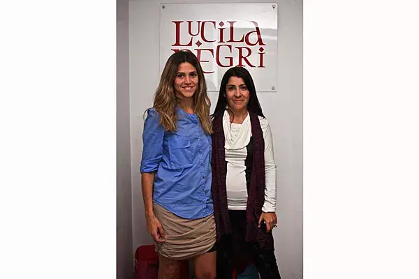 María Freytes se animó a combinar una camisa sport con una falda con plisados para el evento de la diseñadora Lucila Negri