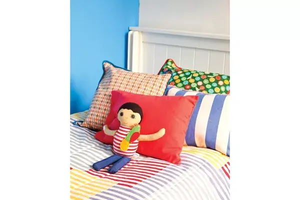 Otro que le dice sí al pizarrón. Además, sobre el pupitre, juguetes que decoran: soldaditos a cuerda de chapa y gato tejido en lana merino ($198 y $297, chapó loló)