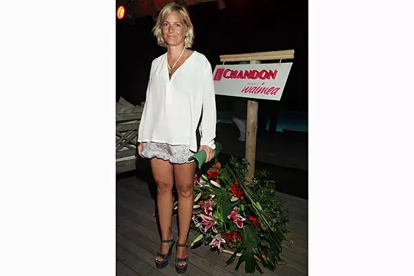 Muy cómoda, Jazmín Chebar eligió un short de seda estampada con una túnica blanca, siguiendo el dress code de la fiesta de Chandon. Divinas, las sandalias con plataformas