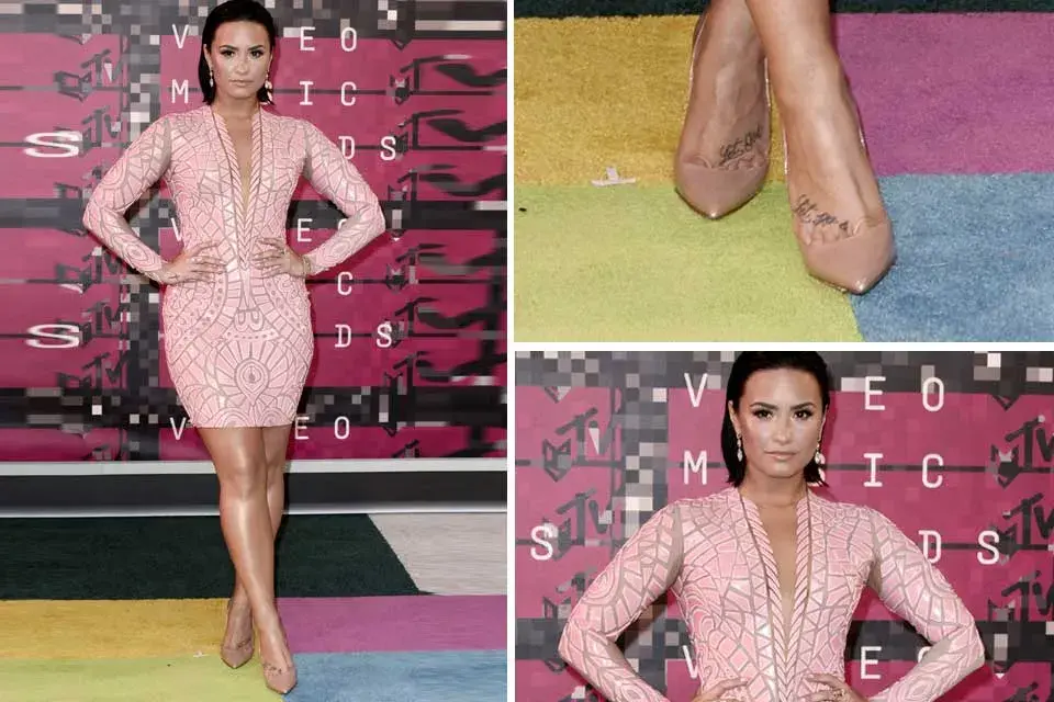 Demi Lovato eligió un vestido rosa de estampado craquelado de Nicolas Jebran y zapatos nude de Christian Louboutin