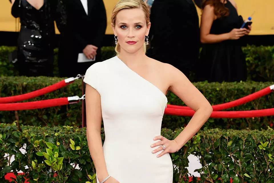 Reese Witherspoon, la reina de los recogidos, optó por una cola de caballo con raya al costado que le quedaba muy bien. En cuanto al make up: ¡Muy bien 10!