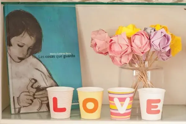 Flores de origami para completar la ambientación del comedor.