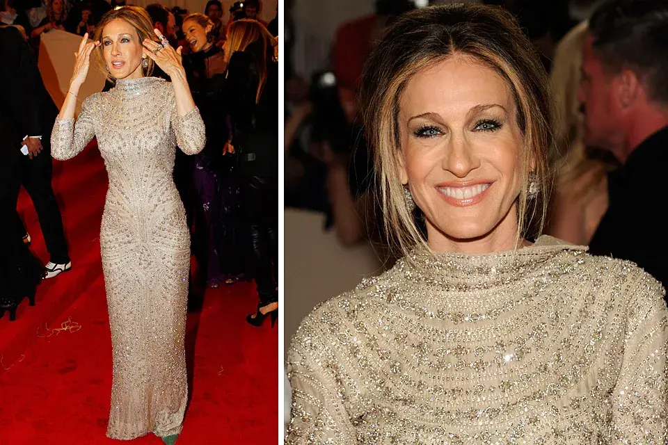 Con cierto aire sesentoso, Sarah Jessica Parker eligió un diseño de cuello cerrado y manga francesa de Alexander McQueen en gris perla con cristales bordados