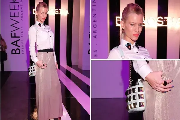 Nicole Newmann con camisa blanca, palazzo dorado y minicartera con tachas. ¿Qué te parece el outfit que eligió?