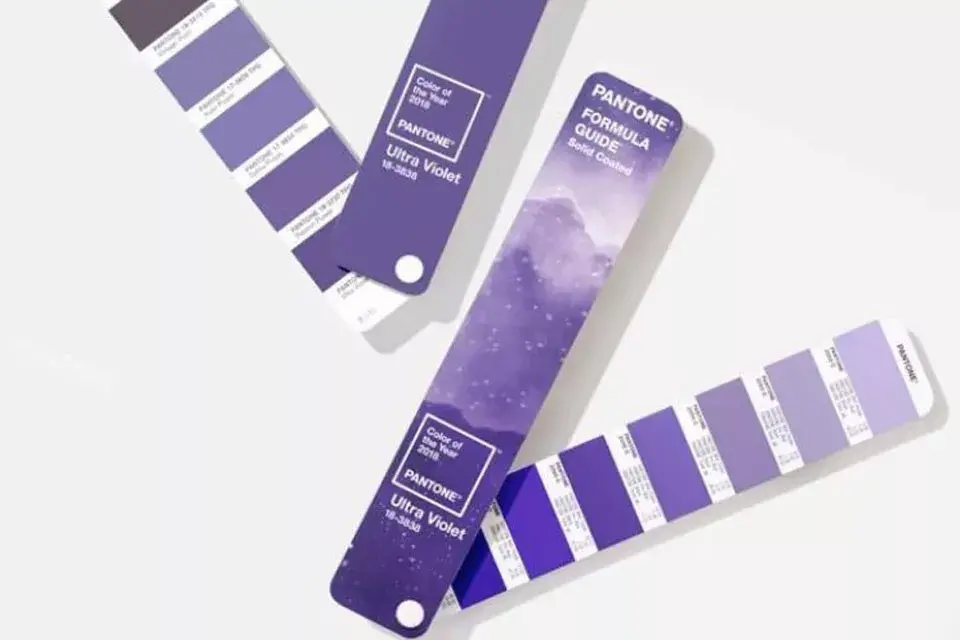 En ambientes amplios y luminosos, el Ultra Violet es aplicable en una de las paredes. Si la habitación es pequeña o con poca luz, éste u otros tonos oscuros no son lo ideal.