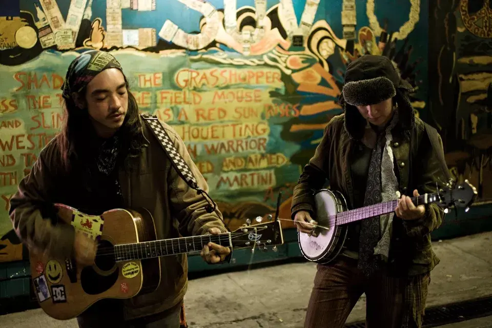 Dos jovenes viven de hacer música en la calle