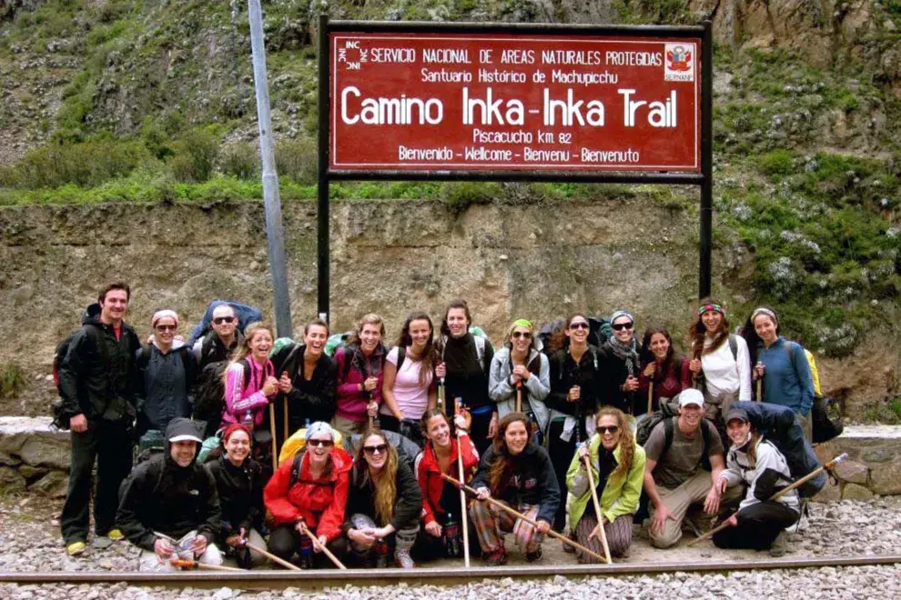 Foto grupal con el team completo antes de empezar la caminata. ¡Abiertos a la aventura! 