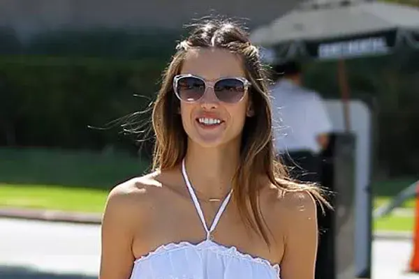 Con el pelo largo y con reflejos, Alessandra Ambrosio eligió peinarlo con raya el medio y trenzas