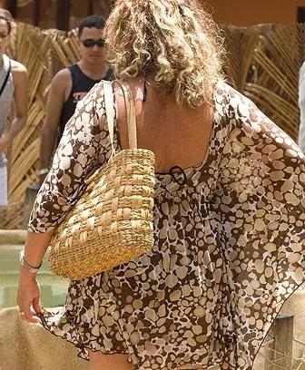 Túnica de gasa estampada y cartera amplia de junquillo. Fotos de Anahí Bangueses Tomsig en Bahía.