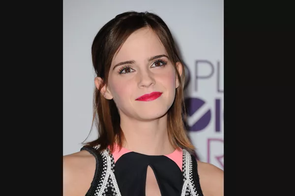 Emma Watson abandonó el corte a lo garcon y se está dejando crecer el pelo. Mientras tanto, ¿una media cola es la mejor opción?