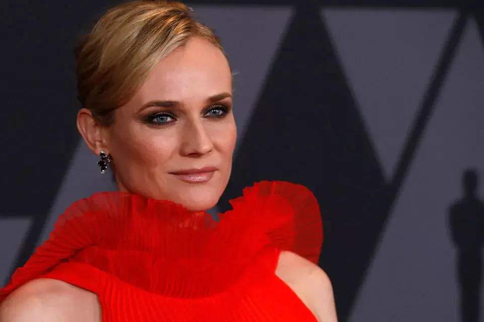 Diane Kruger posó con un recogido desprolijo que le quedaba brutal