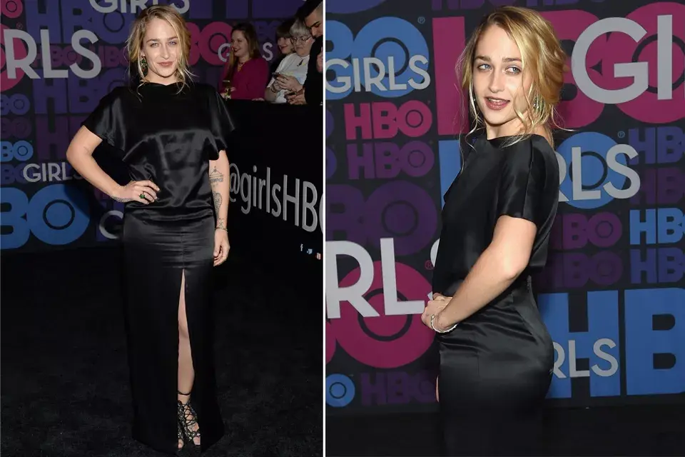 Jemima Kirke apostó al total black con un vestido largo vintage con tajo en el frente y sandalias de Sophia Webster. No nos convence, pero sí nos gusta su peinado