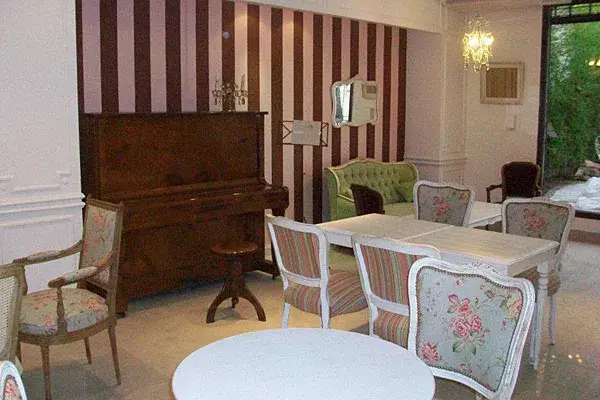 Deco retro y muy femenina en el interior del local de Süss