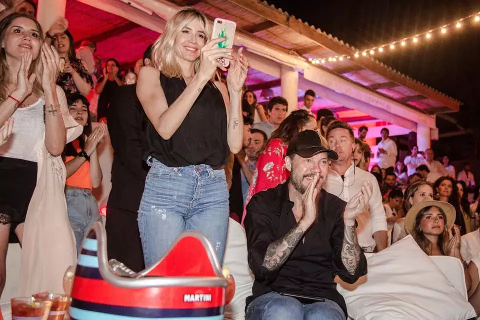 La familia Tinelli a pleno aplaudiendo a Cande Tinelli durante su show en Terraza Martini Punta del Este