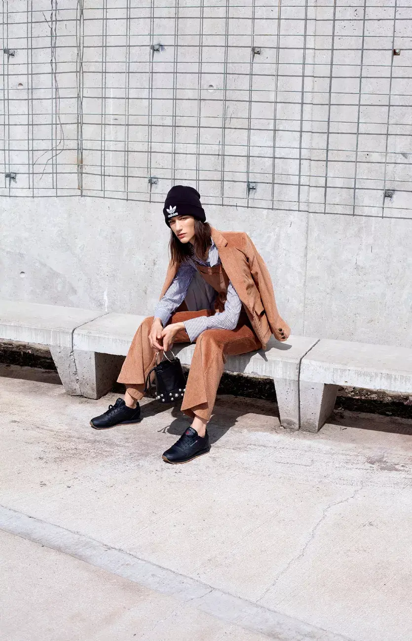Saco y jardinero (Paula Cahen D’Anvers, $4700 y $4200), camisa (Ver, $1290), gorro (Adidas, $799), MINIBAG (Olivetta, $2800), zapatillas (Reebok $1999).