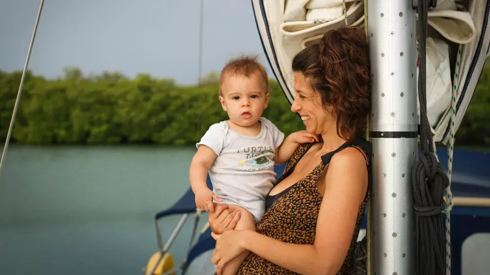 Una pareja de argentinos junto con su bebe de 7 meses navegaron siete días por Belice en velero