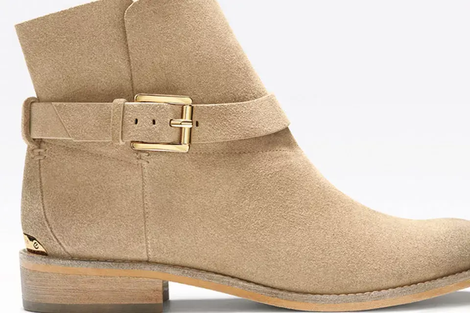 Para un look más rockero, bota básica con tobillera