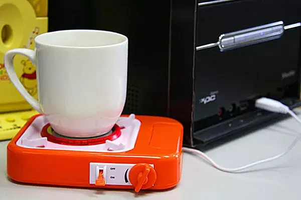 Una mini hornalla o calentadora de café con USB muy práctica para cuando te colgás haciendo algo y dejás tu taza de lado. ¡No más café frío!