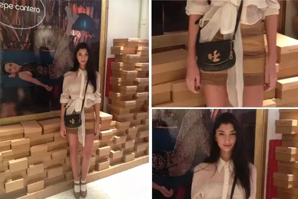 Paloma Cepeda se animó a una camisa semitransparente anudada a la cintura y una mini rayada en tonos camel. ¿Qué opinás de las medias a la vista?