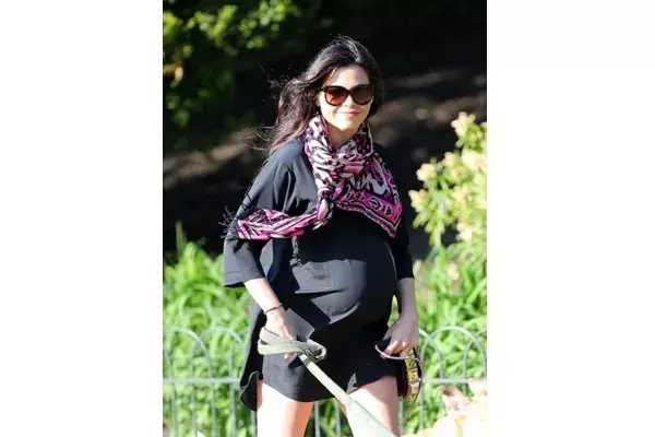 Jenna Dewan Tatum, con una panza muy avanzada, apuesta al negro con accesorios de color para estilizar su figura