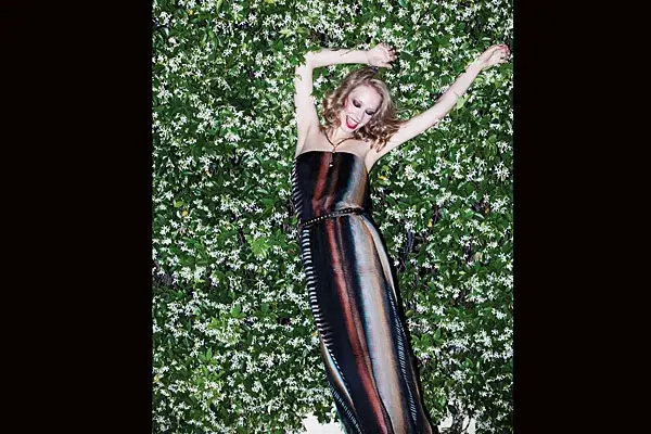 Vestido strapless de gasa (Tucci, $790), cinturón de cuero con tachas (Prüne, $179), collar combinado con colgante (Vitamina, $248)