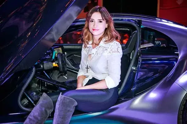 Celeste Cid probó el nuevo modelo de Citroen vestida con unas calzas azules, camisa blanca anudada a la cintura y unas botas bucaneras de gamuza