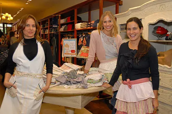 Gabriela Toscano y Carola del Bianco se sumaron a la acción de la cocinera Juliana López May y Yagmour para vender delantales a beneficio de la Fundación Banco de Alimentos