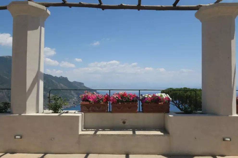 Terraza al mar en Villa Rufolo, una de los paseos imperdibles en Ravello.