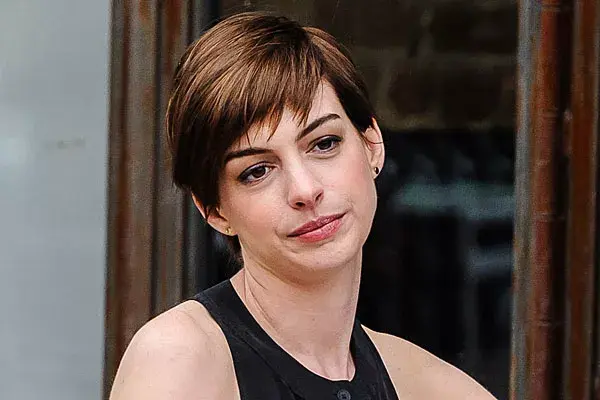 Anne Hathaway, con el look cortito y flequillo desmechado hacia un costado