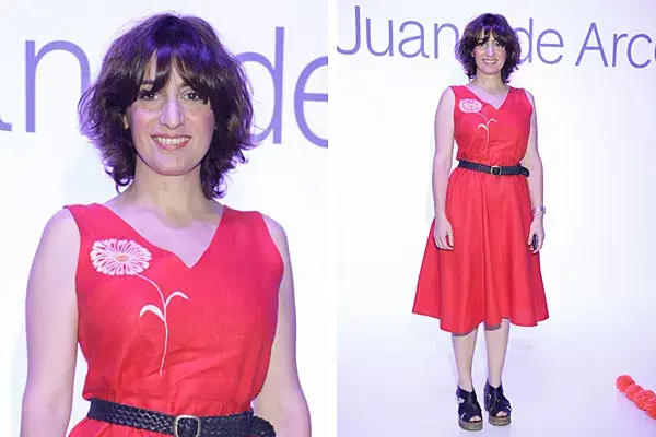 Coloradísima, Muriel Santa Ana se lució en BAFWeek con un vestido de falda campana y sandalias de plataformas