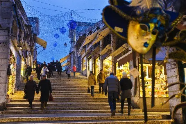 El Rialto, del siglo XVI, fue el primer puente que permitió cruzar a pie el Gran Canal