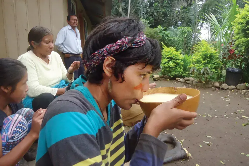 Participar en los rituales de los shuars fue un gran desafío, acá tomaba la chicha preparada por las mujeres.