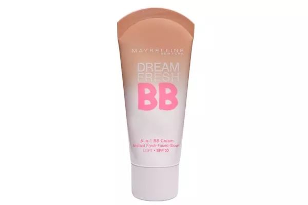 Maybelline Dream Fresh BB Cream ($ 59,95) viene en tres tonos y su fórmula a base de agua-gel ayuda a que su aplicación sea fácil y rápida
